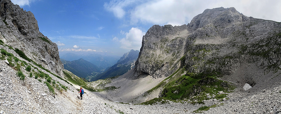 Scendendo dal Passo di Corna Piana sul sent. 218-244